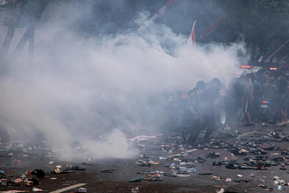 Massa berlarian menghindari tembakan gas air mata dari kepolisian usai terjadi kericuhan unjuk rasa di depan Kantor Bupati Pati, Kabupaten Pati, Jawa Tengah, Rabu (13/8/2025). 