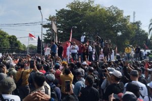 Aksi demonstrasi di Pendopo Kabupaten Pati, Rabu (13/8) untuk mendesak Bupati Sudewo mundur. Foto: Antara