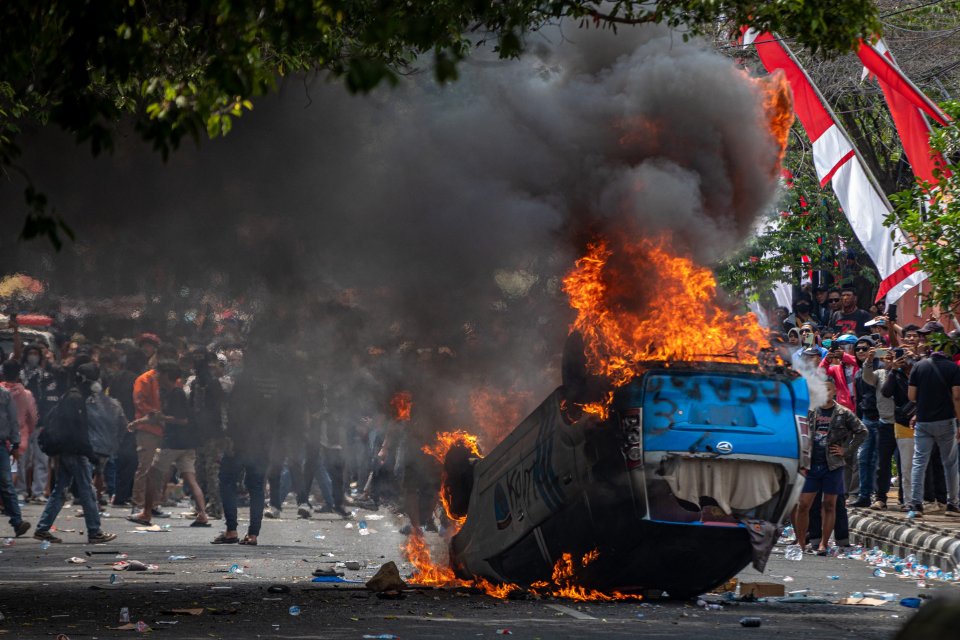Massa membakar mobil polisi saat berunjuk rasa di Kabupaten Pati, Jawa Tengah, Rabu (13/8/2025). Unjuk rasa yang berakhir ricuh itu karena massa kecewa dan menilai tuntutan mereka agar Bupati Pati Sudewo mundur dari jabatannya tidak segera dipenuhi.