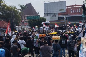 Demonstrasi di Pati, Jawa Tengah, Rabu (13/8) mendesak Bupati Sadewo mundur. Foto: Antara