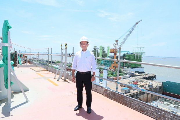 Menteri Energi dan Sumber Daya Mineral (ESDM) Bahlil Lahadalia mengunjungi pembangunan LNG Terapung di galangan kapal Wison New Energies, Kota Nantong