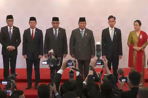 Prabowo Subianto, Gibran Rakabuming Raka, Puan Maharani (tiga terakhir) dalam sesi foto menjelang Sidang Tahunan MPR 2025