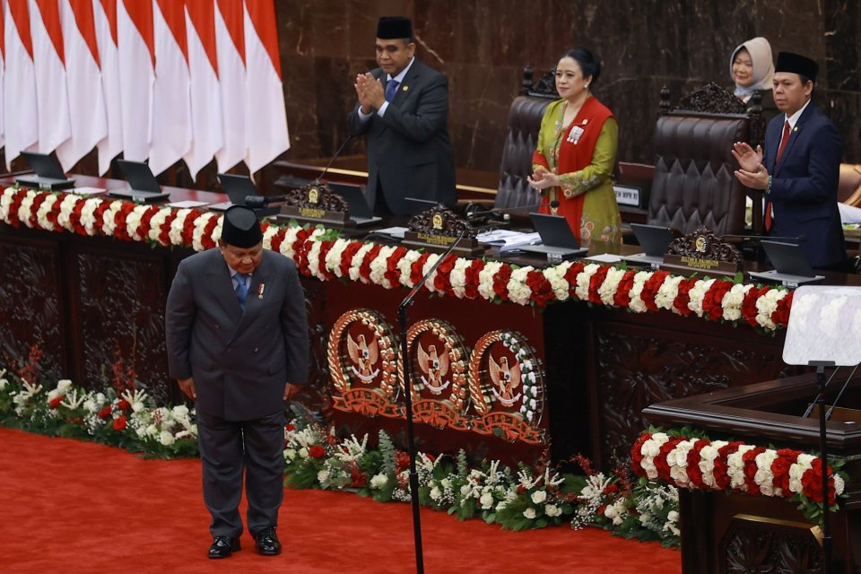 Presiden Prabowo Subianto (bawah) dengan disaksikan Ketua MPR Ahmad Muzani (kedua kiri), Ketua DPR Puan Maharani (kedua kanan), dan Ketua DPD Sultan Bachtiar Najamudin (kanan) membungkukkan badan sebelum menyampaikan pidato dalam Sidang Tahunan MPR RI dan