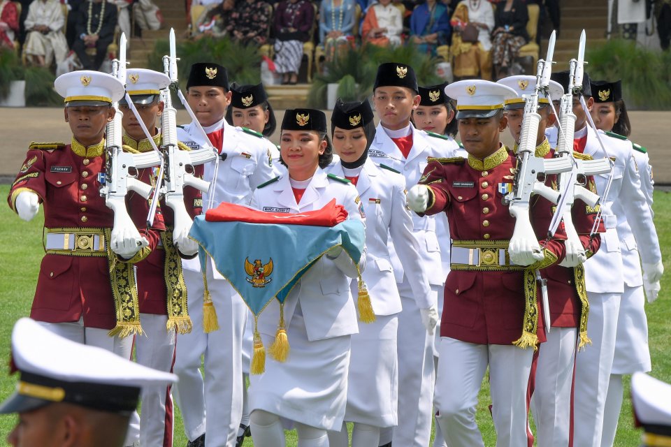 Pasukan Pengibar Bendera Pusaka (Paskibraka) membawa duplikat Bendera Pusaka Merah Putih untuk dikibarkan dalam Upacara Peringatan Detik-Detik Proklamasi Kemerdekaan ke-80 Republik Indonesia di Istana Merdeka, Jakarta, Minggu (17/8/2025). 