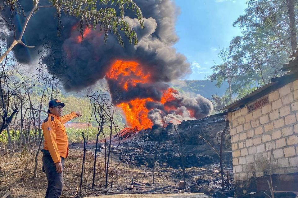 Anggota Badan Penanggalungan Bencana Daerah (BPBD) Blora menunjukkan lokasi kebakaran sumur minyak rakyat di Desa Gandu, Kecamatan Bogorejo, Kabupaten Blora, Jawa Tengah, Senin (18/8/2025). Kebakaran yang bersumber dari sumur minyak rakyat tersebut sudah 