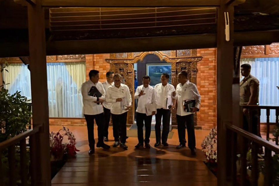 Presiden Prabowo Subianto memanggil sejumlah Menteri Kabinet Merah Putih dan beberapa kepala lembaga di kediaman pribadinya di Hambalang, Bogor, Selasa (19/8). 