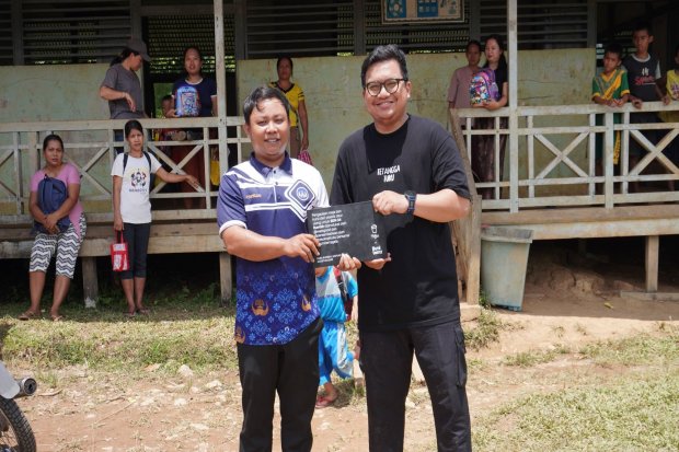 Toko Kopi Tuku (TUKU) dan Bumiterra menggelar kegiatan lomba 17-an dan donasi di SDN 24 Rumbih Desa Rumbih, Kabupaten Kapuas Hulu, Kalimantan Barat.