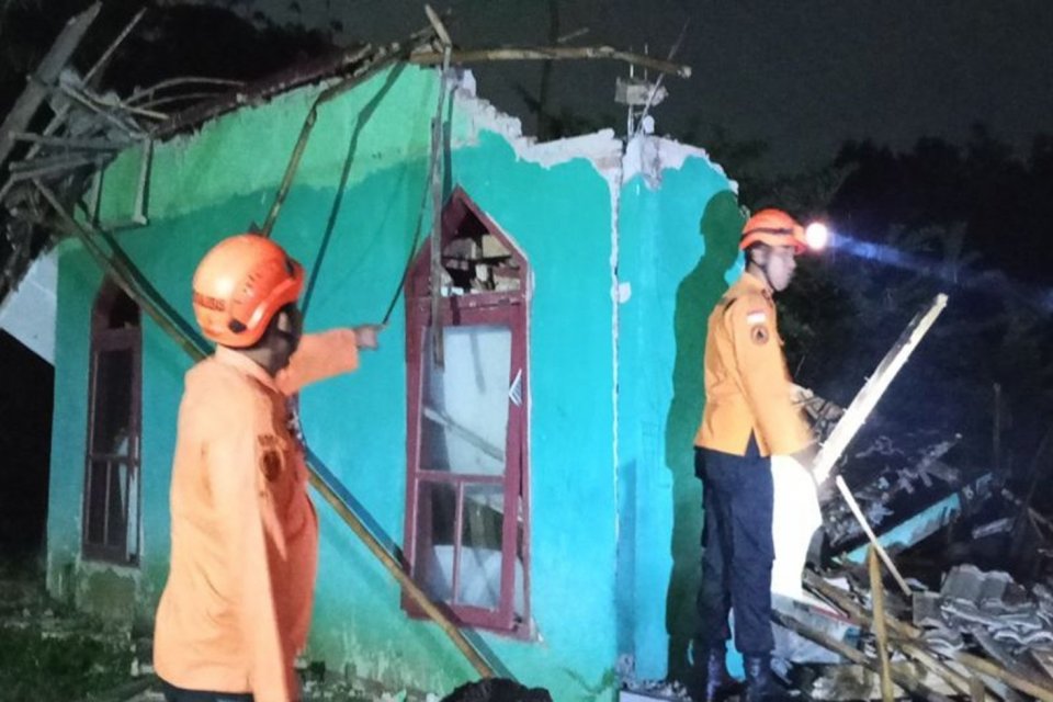 gempa bekasi, rumah robot karena gempa bekasi,