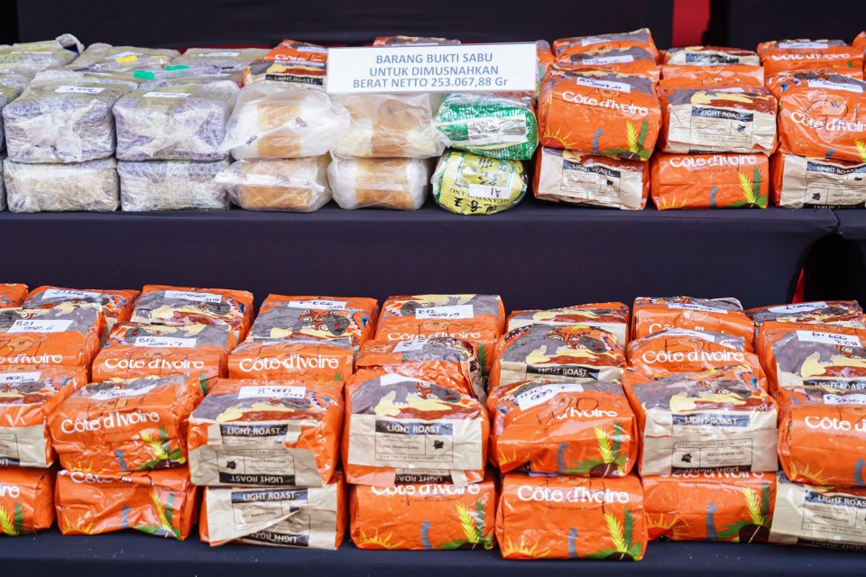 Sejumlah barang bukti yang dihadirkan saat saat konferensi pers pemusnahan barang bukti narkotik dan pengungkapan kasus rokok elektrik (vape) yang mengandung narkoba di lapangan Kantor Pusat BNN, Jakarta Timur, Jumat (22/8/2025). 