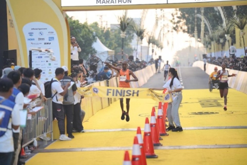 Pelari asal Kenya, Evans Nyakamba Mayaka, menjadi juara Marathon Open Male, yang menorehkan catatan waktu 2 jam 17 menit 1 detik pada ajang berpredikat \'Elite Label Road Race\' pertama di Indonesia dari World Athletics, Maybank Marathon 2025, di Bali