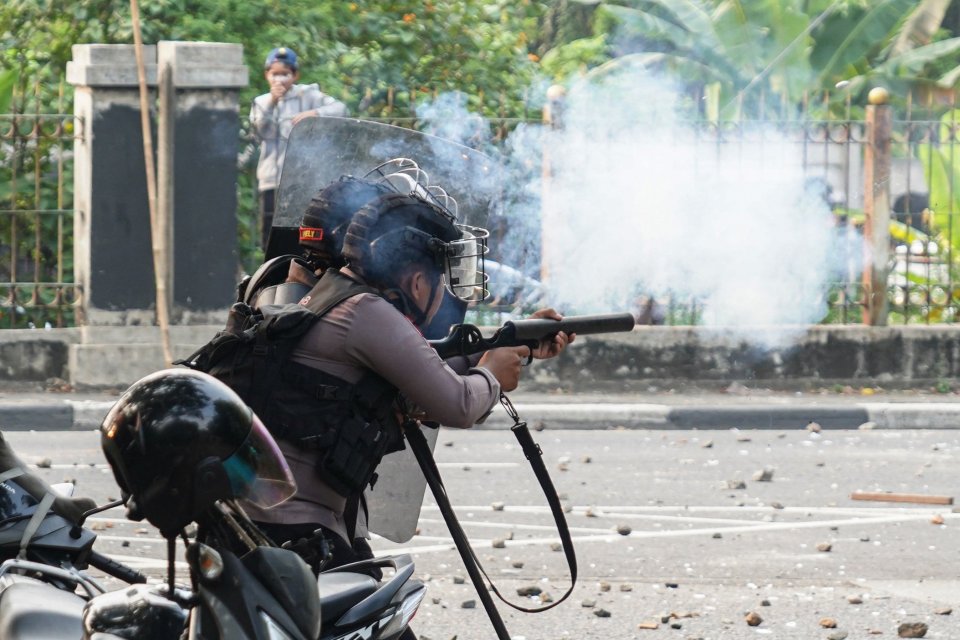 Petugas kepolisian menembakkan gas air mata ke arah massa usai terjadi demo di Jalan Pejompongan Raya, Jakarta, Senin (25/8/2025).