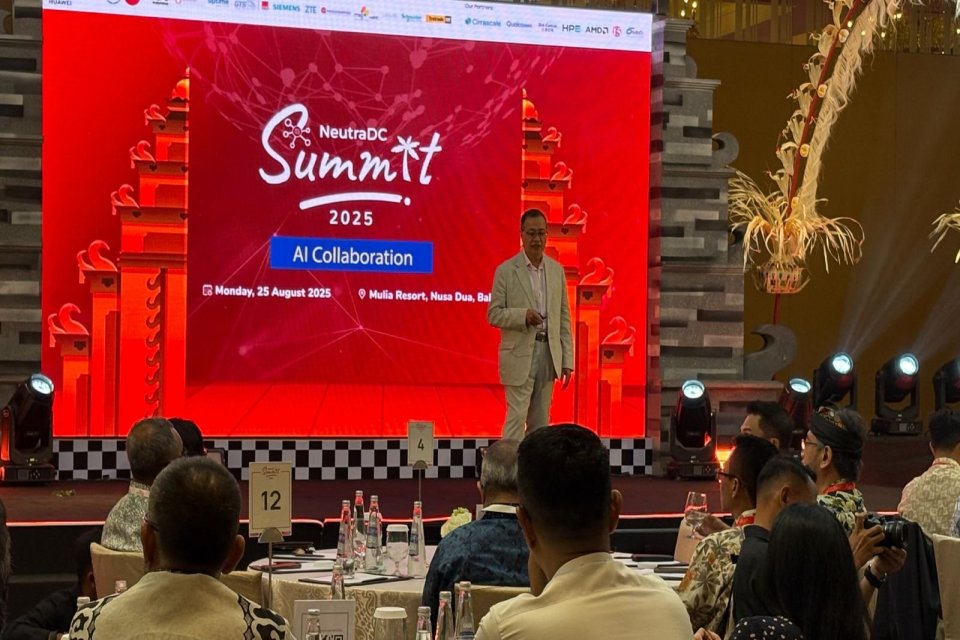 Vice President Oracle Cloud AI Sourcing, Dan Madrigal, dalam NeutraDC Summit, di Bali, Senin (25/8). 