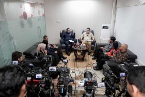 Kepala Kantor Komunikasi Kepresidenan atau Presidential Communication Office (PCO) Hasan Nasbi dan Wakil Menteri Komdigi Angga Raka Prabowo (depan)