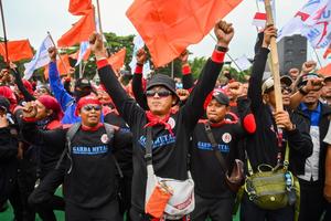 Aksi buruh di depan Kompleks Parlemen Senayan