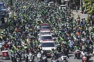 Iring-iringan pemakaman Affan Kurniawan