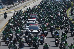 Mengantar jenazah Affan Kurniawan