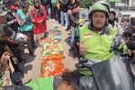 Aksi tabur bunga di Banten dan bagi-bagi pita hitam di Yogyakarta pada Jumat (29/8).