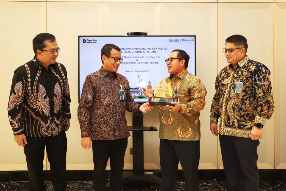 Penandatanganan perjanjian kerja sama antara BNI dan Jamkrindo dilakukan di Jakarta pada Jumat (29/8/2025) oleh GM International & Financial Institutions BNI Roekma Hari Adji dan Kepala Divisi Hubungan Kelembagaan II Jamkrindo, Aribowo.