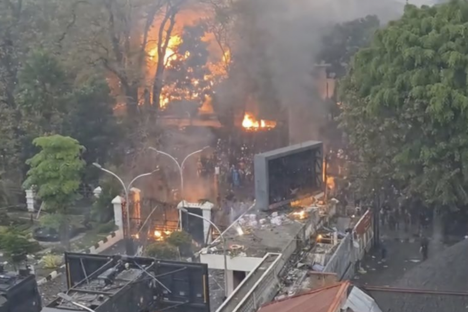 Situasi saat massa demonstrasi membakar aset bangunan milik MPR RI di Kota Bandung, Jawa Barat, Jumat (29/8/2025).