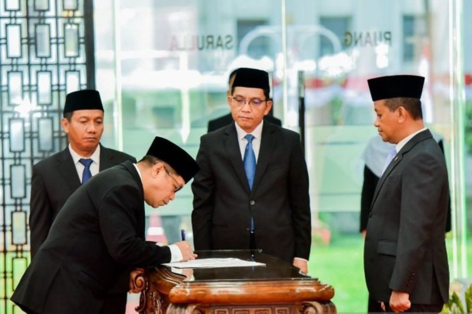 Menteri Energi dan Sumber Daya Mineral (ESDM) Bahlil Lahadalia melantik Laode Sulaeman menjadi Direktur Jenderal Minyak dan Gas Bumi dalam pelantikan Dirjen Migas di Kementerian ESDM, Jakarta, Jumat (29/8/2025).