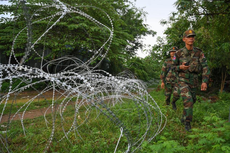 Tentara Kamboja berjaga di kawasan perbatasan Prey Chan, Banteay Meanchey, Kamboja, Jumat (29/8/2025). 