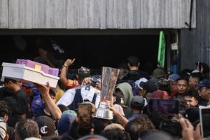 Massa datangi rumah Ahmad Sahroni