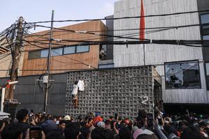 Massa datangi rumah Ahmad Sahroni