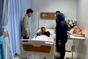 Gibran Rakabuming Raka (kiri) di RS Pelni, Jakarta, Jumat (29/8/2025), menjenguk salah satu pengendara ojol korban bentrok massa dan aparat, Umar Amir
