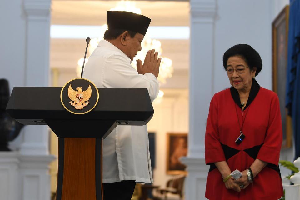 Presiden Prabowo Subianto (kiri) berbincang dengan Ketua Umum PDIP sekaligus Presiden ke-5 RI Megawati Soekarnoputri (kanan) usai menyampaikan keterangan pers di Istana Merdeka, Jakarta, Minggu (31/8/2025). Prabowo menegaskan negara menjamin dan menghorma