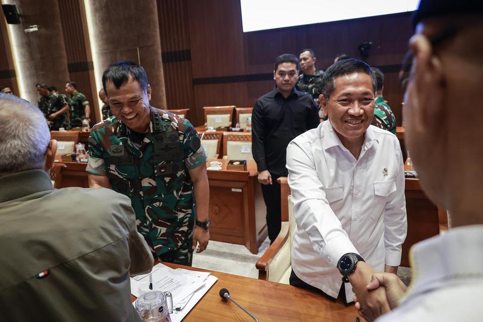 Wakil Menteri Pertahanan Donny Ermawan (kedua kanan) bersama Wakil Panglima TNI Jenderal TNI Tandyo Budi Revita (kedua kiri) berjabat tangan dengan Anggota DPR Komisi I usai mengikuti rapat kerja membahas salah satunya mengenai demo di Kompleks Parlemen, 