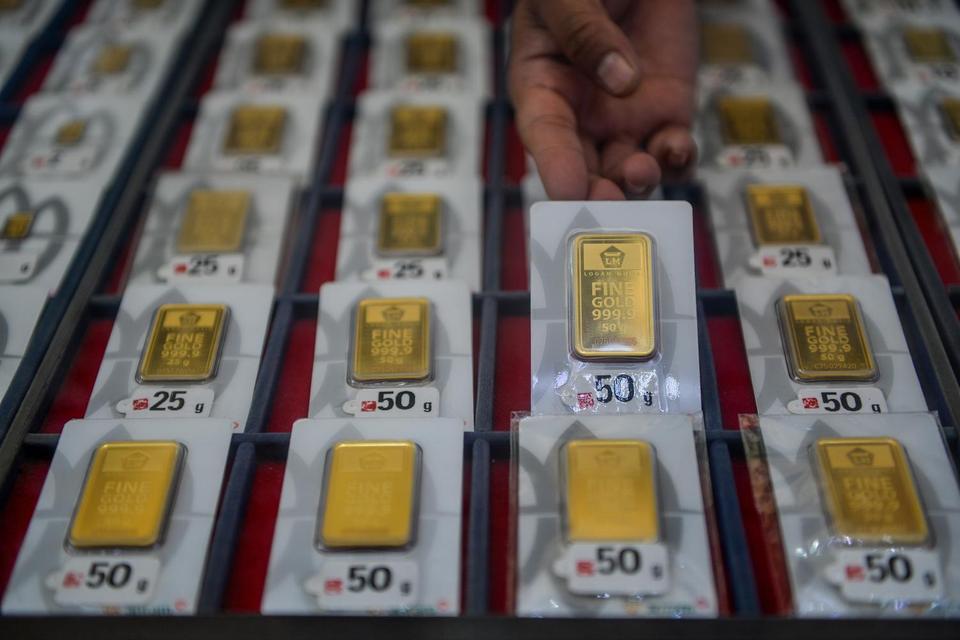 Pekerja menunjukkan emas batangan di Bandung, Jawa Barat, Selasa (2/9/2025). Pada hari Selasa 2 September 2025 harga emas batangan bersertifikat di Logam Mulia milik PT Aneka Tambang turun Rp 2.000 per gram, dari sebelumnya Rp 2.011.000 per gram menjadi R