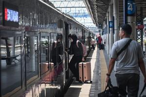 KAI rekayasa pola operasi kereta jarak jauh di Stasiun Jatinegara