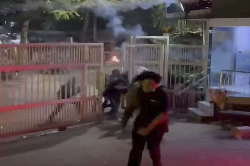 polisi lempar gas air mata ke Kampus Unisba di Bandung 