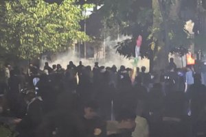 Suasana kericuhan di depan kampus Universitas Islam Bandung (Unisba), Senin (1/9). Foto: Istimewa 