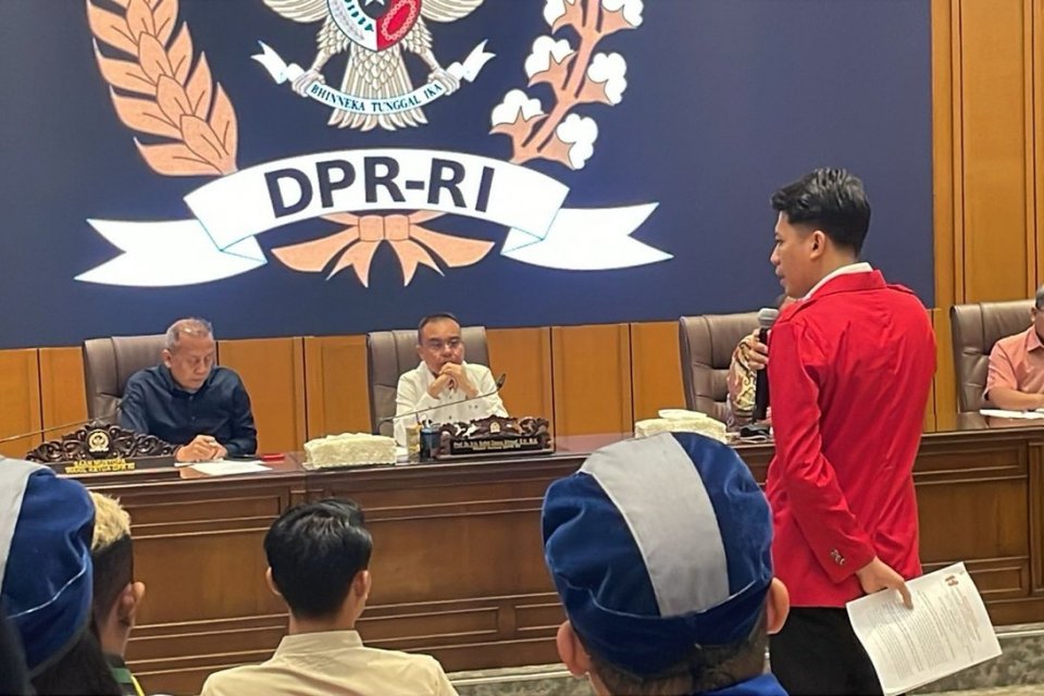 Pimpinan Dewan Perwakilan Rakyat (DPR) menerima perwakilan mahasiswa di Kompleks Parlemen, Jakarta, Rabu (3/9). Foto: Ade Rosman/Katadata