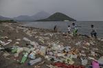 Sampah plastik di pesisir Ternate