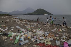 Sampah plastik di pesisir Ternate