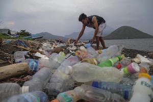 Sampah plastik di pesisir Ternate