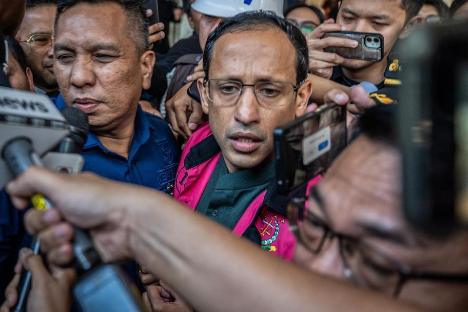 Mantan Menteri Pendidikan, Kebudayaan, Riset dan Teknologi (Mendikbudristek) 2019-2024 Nadiem Makarim (tengah) berjalan menuju mobil tahanan usai pemeriksaan di Jampidsus, Kejaksaan Agung, Jakarta, Kamis (4/9/2025). Kejaksaan Agung menetapkan Nadiem Makar