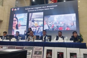 Direktorat Tindak Pidana Siber (Dittipidsiber) Bareskrim Polri menunjukkan konten yang menjadi barang bukti dalam konferensi pers di Gedung Bareskrim 