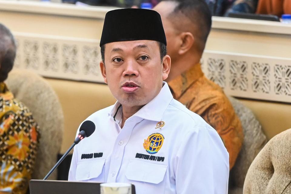 Menteri Agraria dan Tata Ruang/Kepala Badan Pertanahan Nasional (ATR/BPN) Nusron Wahid memberikan paparan saat mengikuti rapat kerja dengan Komisi II DPR di Kompleks Parlemen, Senayan, Jakarta, Senin (8/9/2025). Rapat tersebut membahas permasalahan pendaf