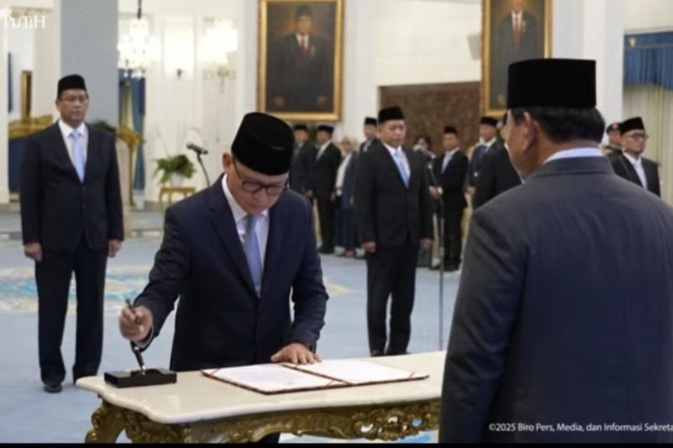 Mukhtarudin dilantik oleh Presiden Prabowo Subianto sebagai Menteri Pelindungan Pekerja Migran Indonesia yang baru, menggantikan Menteri P2MI sebelumnya, Abdul Kadir Karding, di Istana Negara, Jakarta, Senin (8/9/2025). \