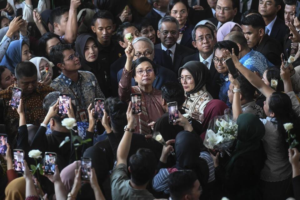 Mantan Menteri Keuangan Sri Mulyani Indrawati (tengah) menerima bunga mawar putih dari pegawai Kemenkeu usai serah terima jabatan Menteri Keuangan di Kemenkeu, Jakarta, Selasa (9/9/2025). 