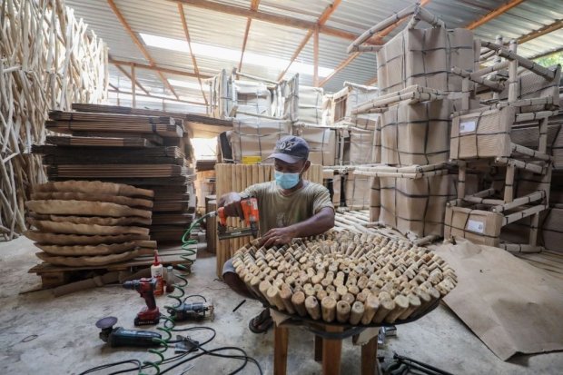 Perajin CV Ganesha Home asal Klaten menyiapkan furnitur rotan untuk diekspor. BNI Xpora hadir mendampingi UMKM agar mampu menembus pasar global.