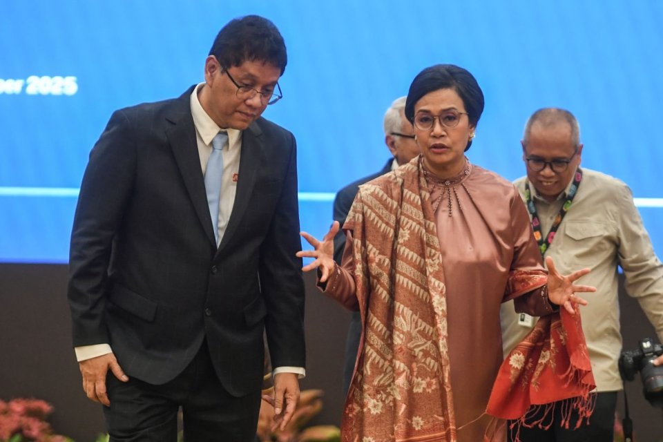 Menteri Keuangan Purbaya Yudhi Sadewa (kiri) berbincang dengan pejabat lama Sri Mulyani Indrawati saat serah terima jabatan di Kemenkeu, Jakarta, Selasa (9/9/2025). Purbaya Yudhi Sadewa menggantikan Sri Mulyani sebagai Menteri Keuangan usai dilantik oleh 