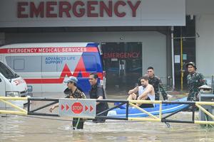 Evakuasi wisatawan terjebak banjir di Bali