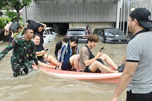 Evakuasi wisatawan terjebak banjir di Bali
