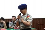 Bripka Rohmat menangis saat berbicara dalam sidang etik di ruang sidang di Gedung TNCC Mabes Polri, Jakarta, Kamis (4/9/2025). 