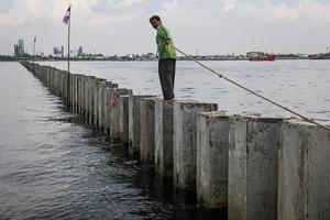 Proyek tanggul beton di perairan Cilincing Jakarta