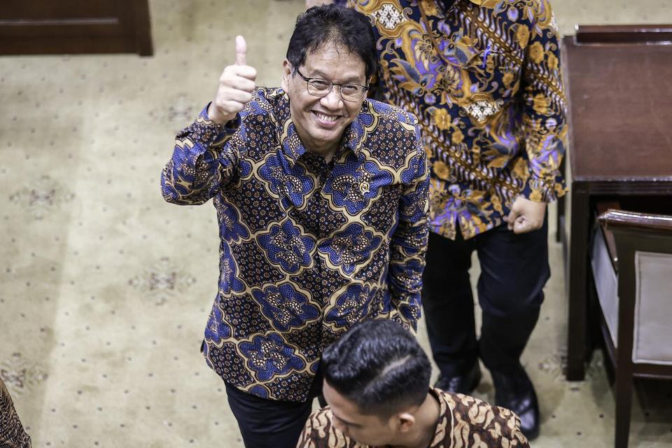Menteri Keuangan Purbaya Yudhi Sadewa mengacungkan jempol usai mengikuti rapat kerja dengan Komisi XI DPR di Kompleks Parlemen, Senayan, Jakarta, Kamis (11/9/2025). Komisi XI DPR menyetujui pagu anggaran Kementerian Keuangan dalam Anggaran Pendapatan dan 